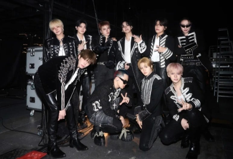 TREASURE (10 Members)
