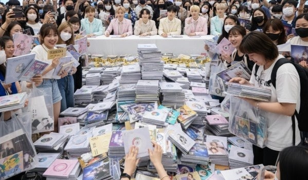 Kpop Idol make money by Album Sales & Merchandise